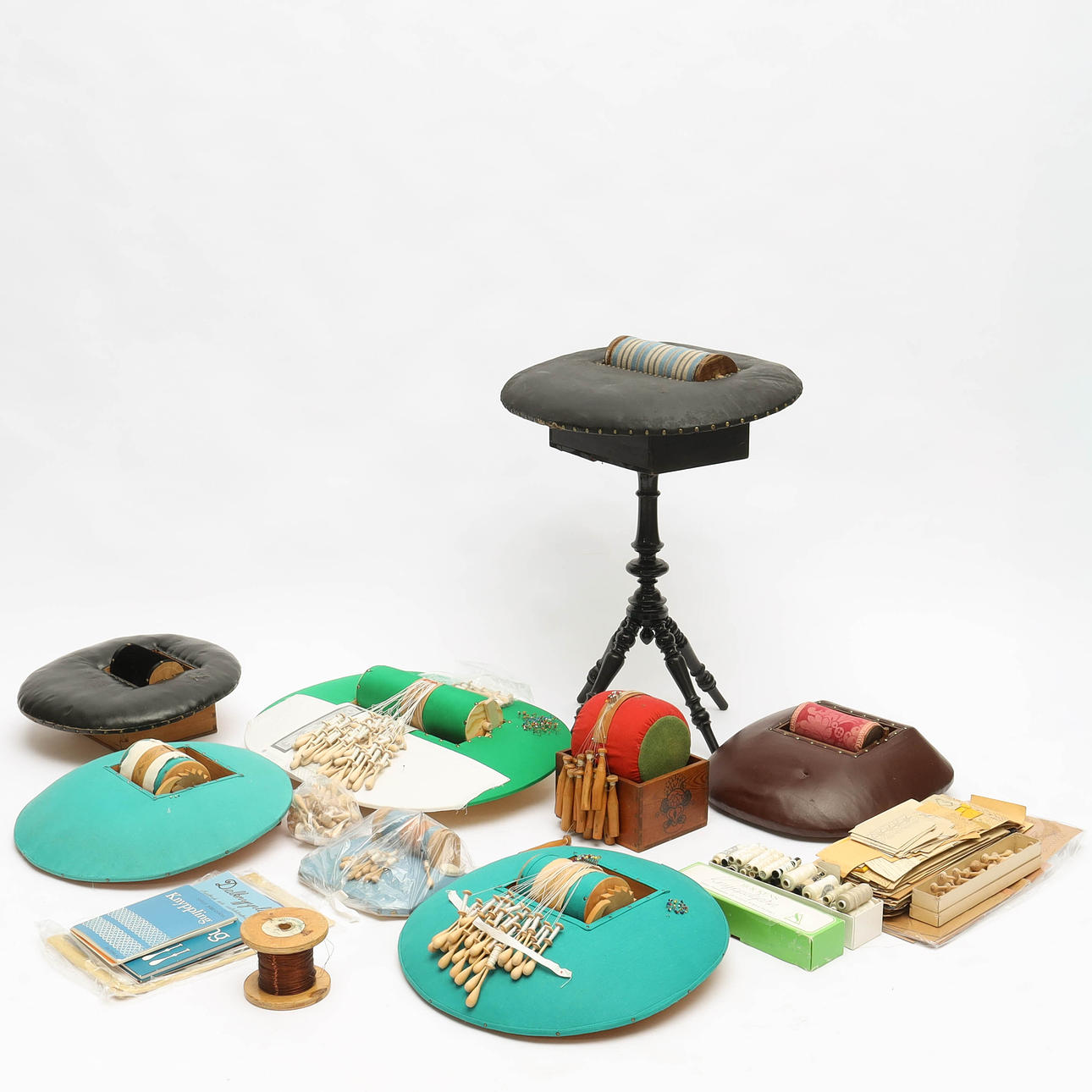 COLLECTION KNITTED PADS, as well as accessories.