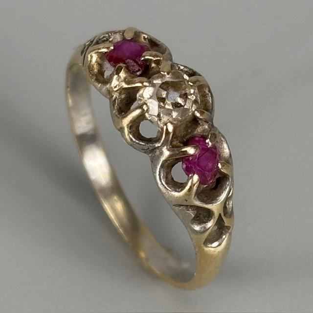 ANTIQUE STONE SET RING.