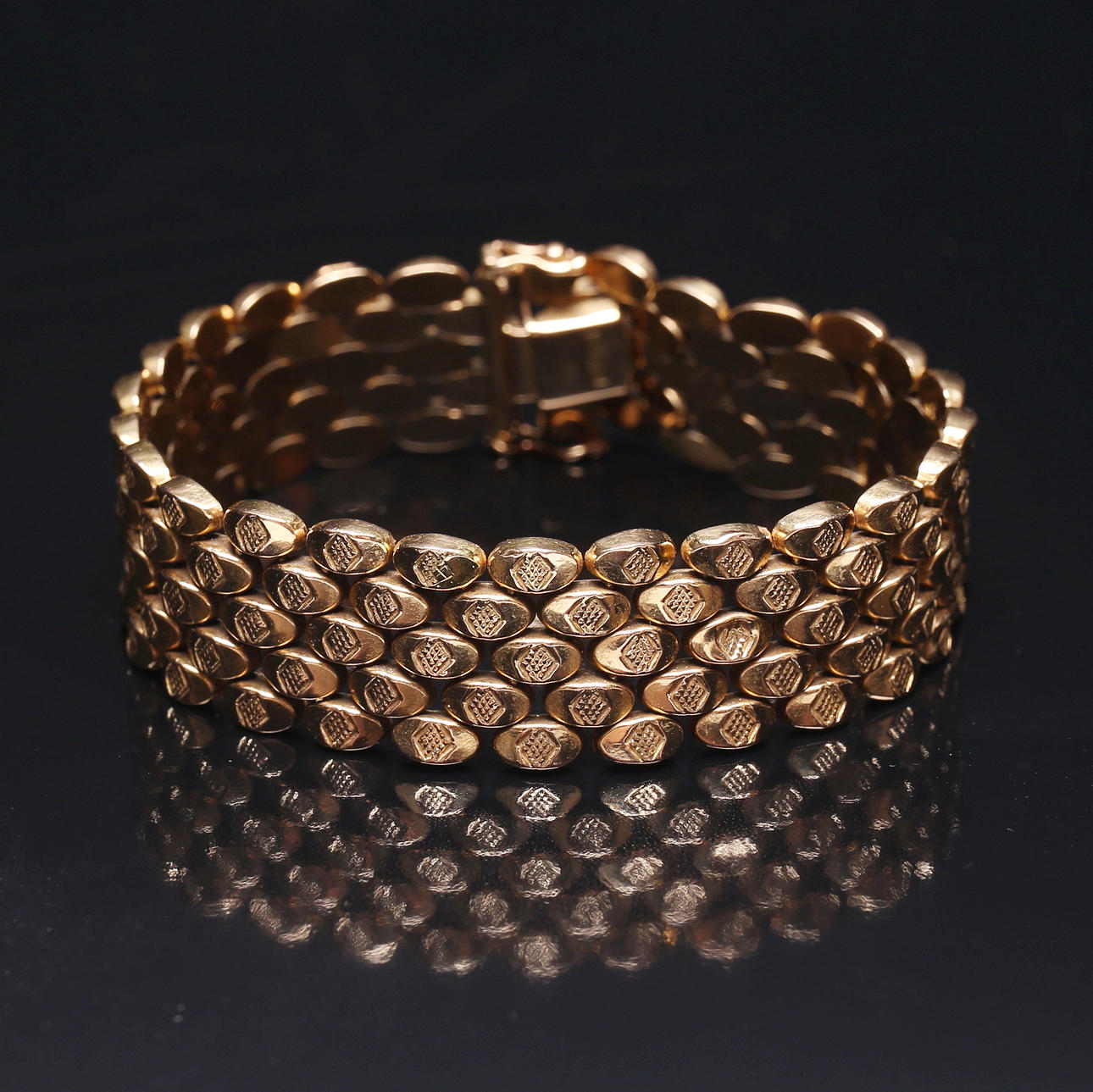ARMBAND, 18k guld, vikt ca 34,9 gram.