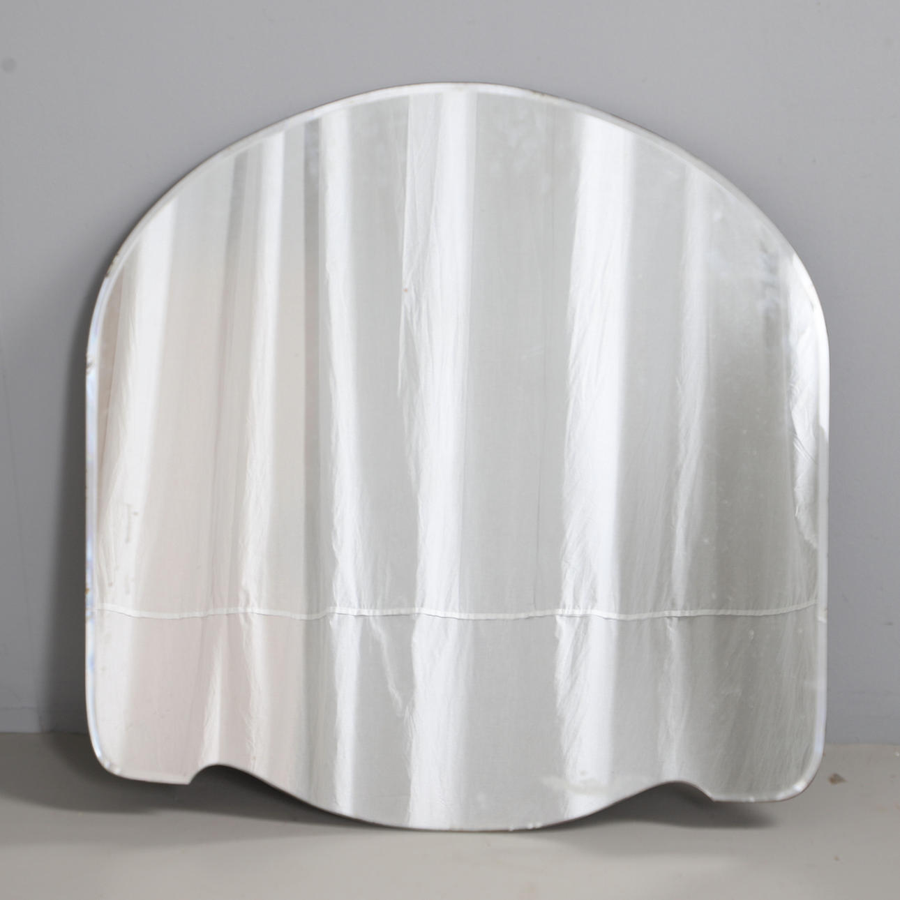 MODERN BEVELLED EDGE MIRROR.