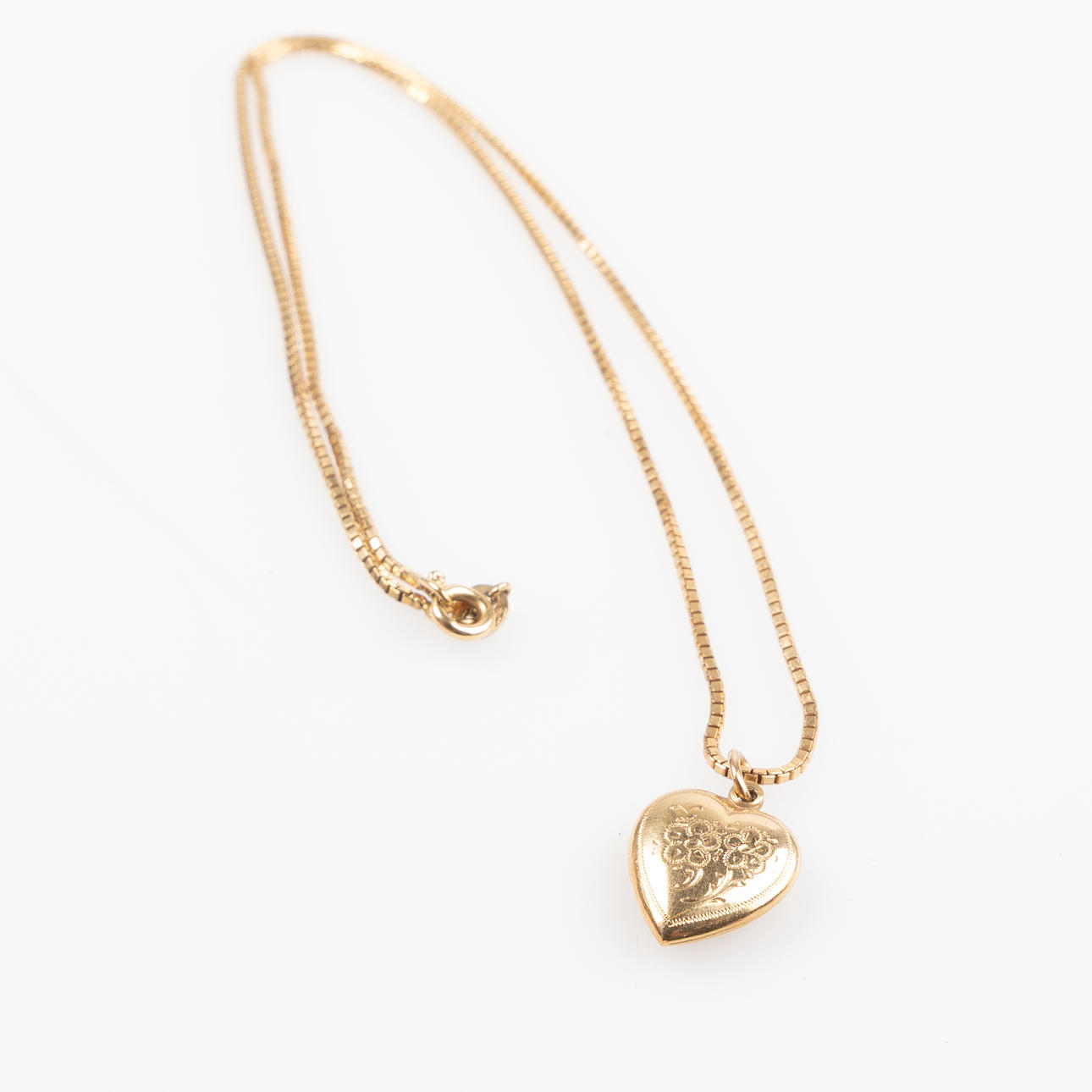 PENDANT WITH CHAIN, 18K gold.