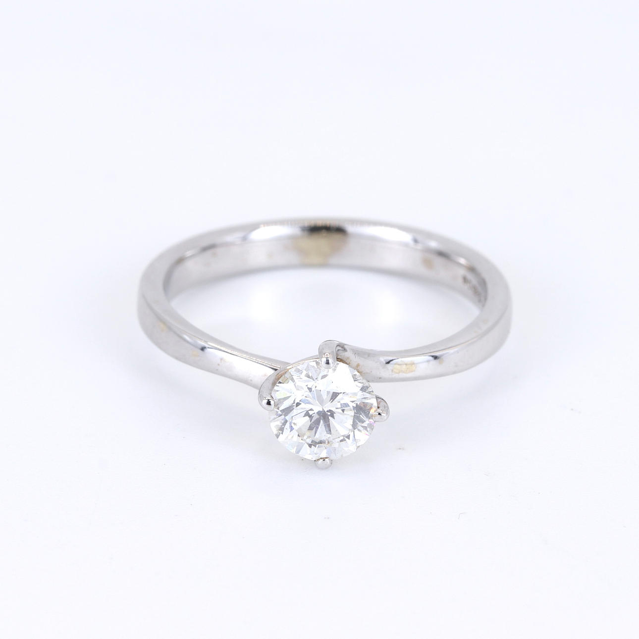 18CT WHITE GOLD DIAMOND SOLITAIRE RING.