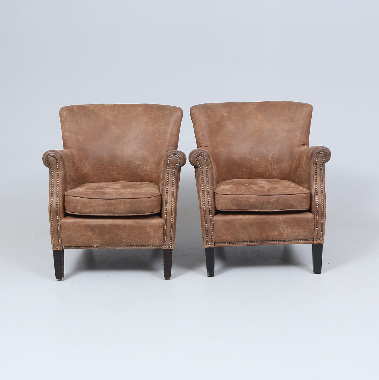 FÅTÖLJER, ett par, konstskinn, samtida.