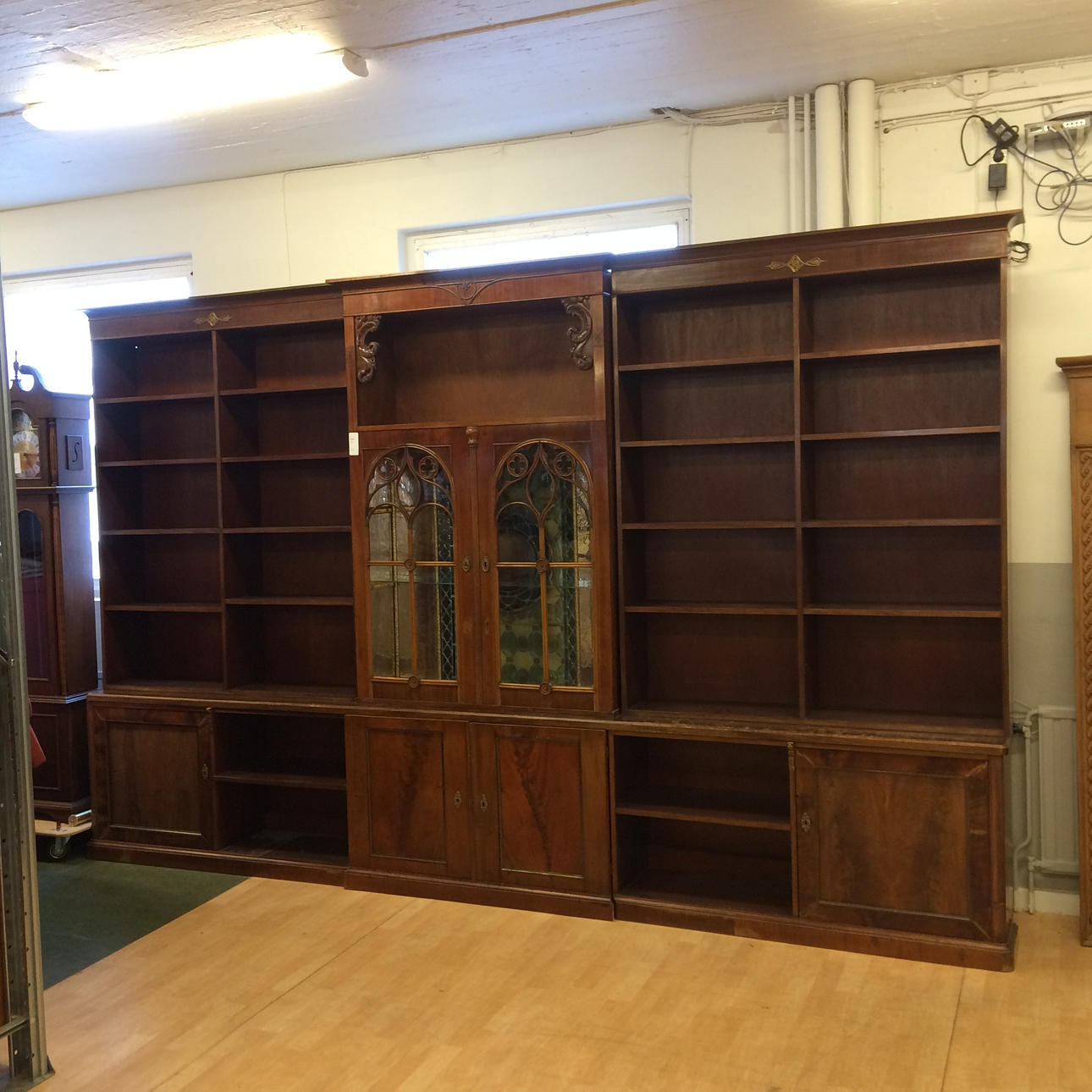 BOKHYLLA, England, omkring 1900.