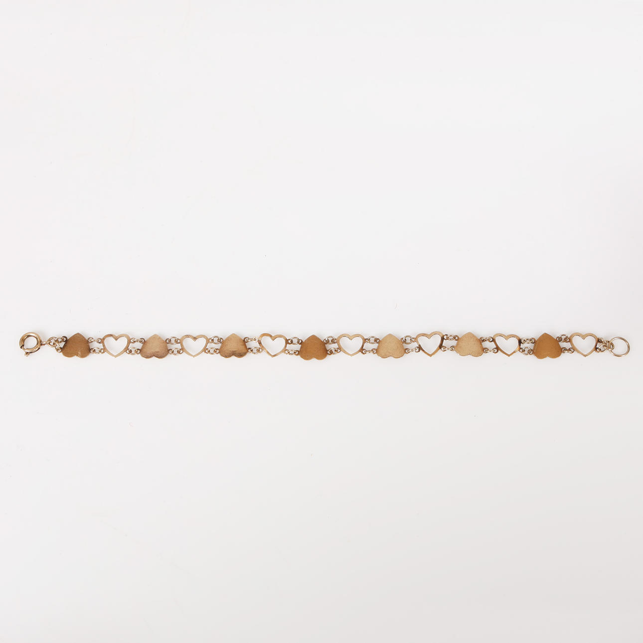 A 9 CARAT GOLD HEART BRACELET.