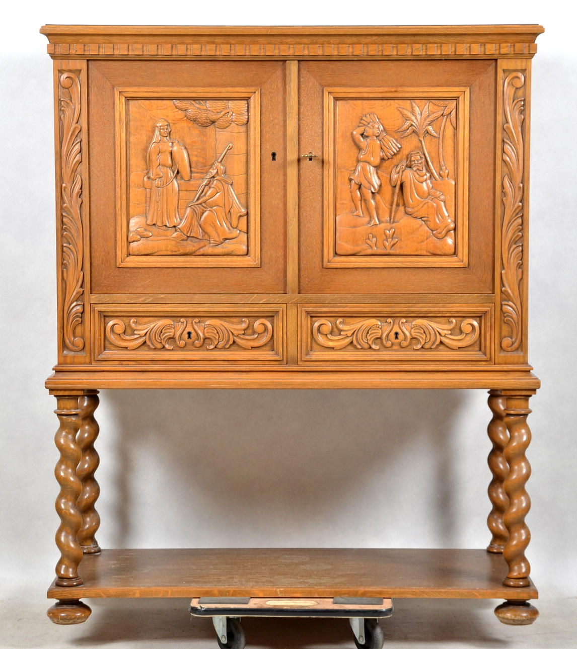 BARSKÅP, ek, 1900-talets andra hälft.