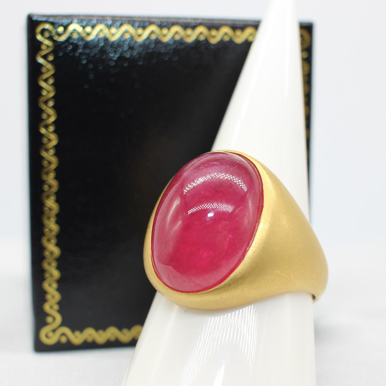LARGE BISHOP STYLE RUBY RING 18K GOLD.