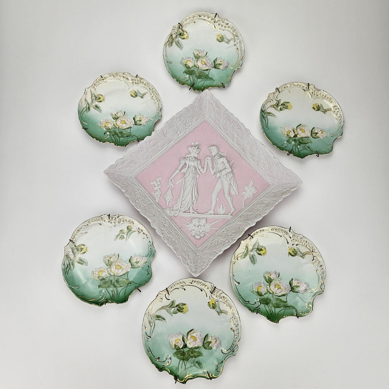 6 WALL PLATES, RELIEF.