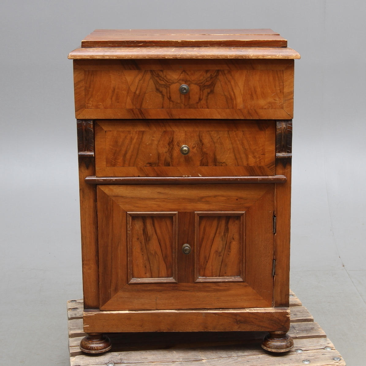 LAVOAR, delvis valnöt, omkring 1900.