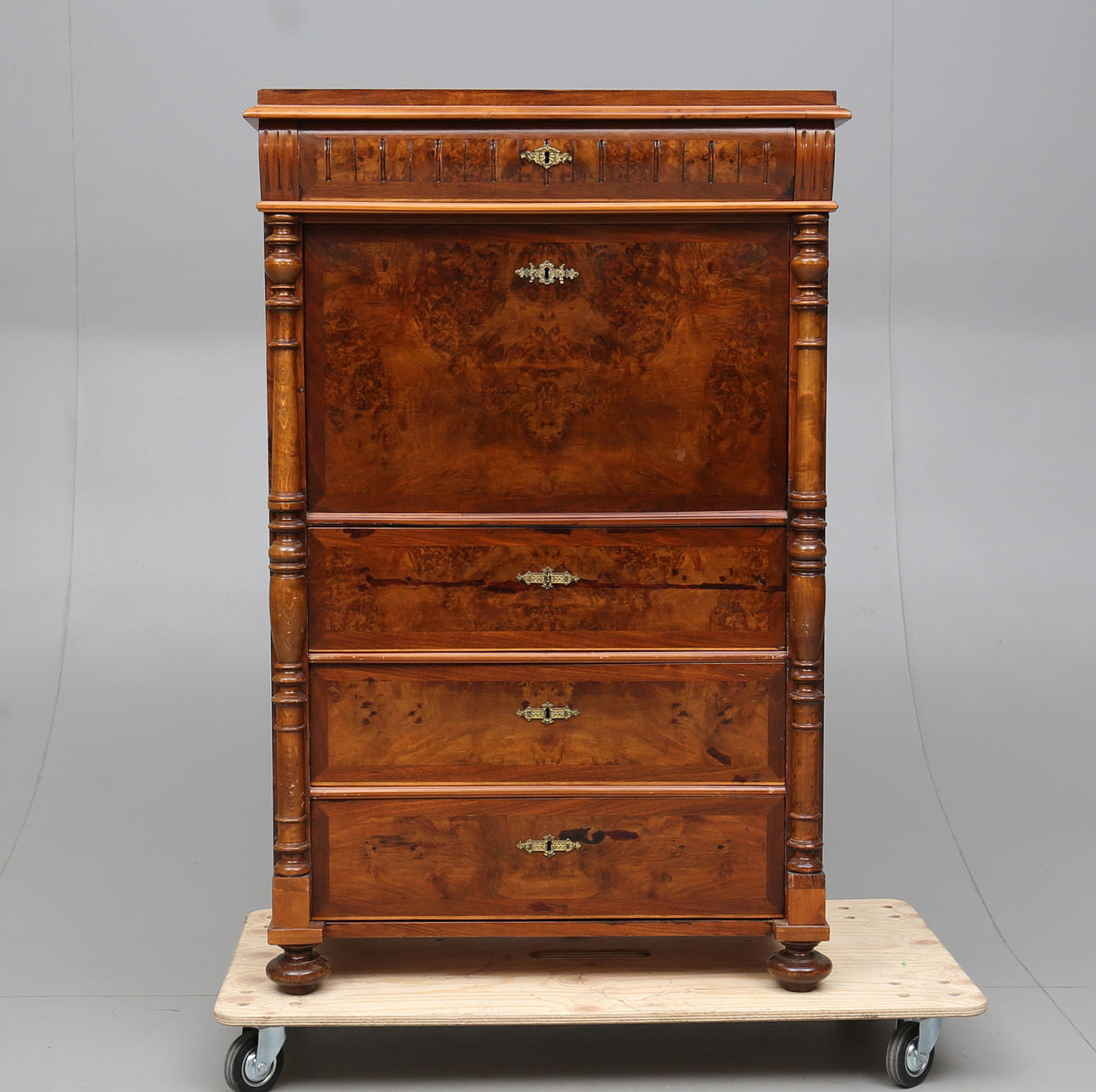 CHIFFONJÉ, 1800-talets andra hälft.