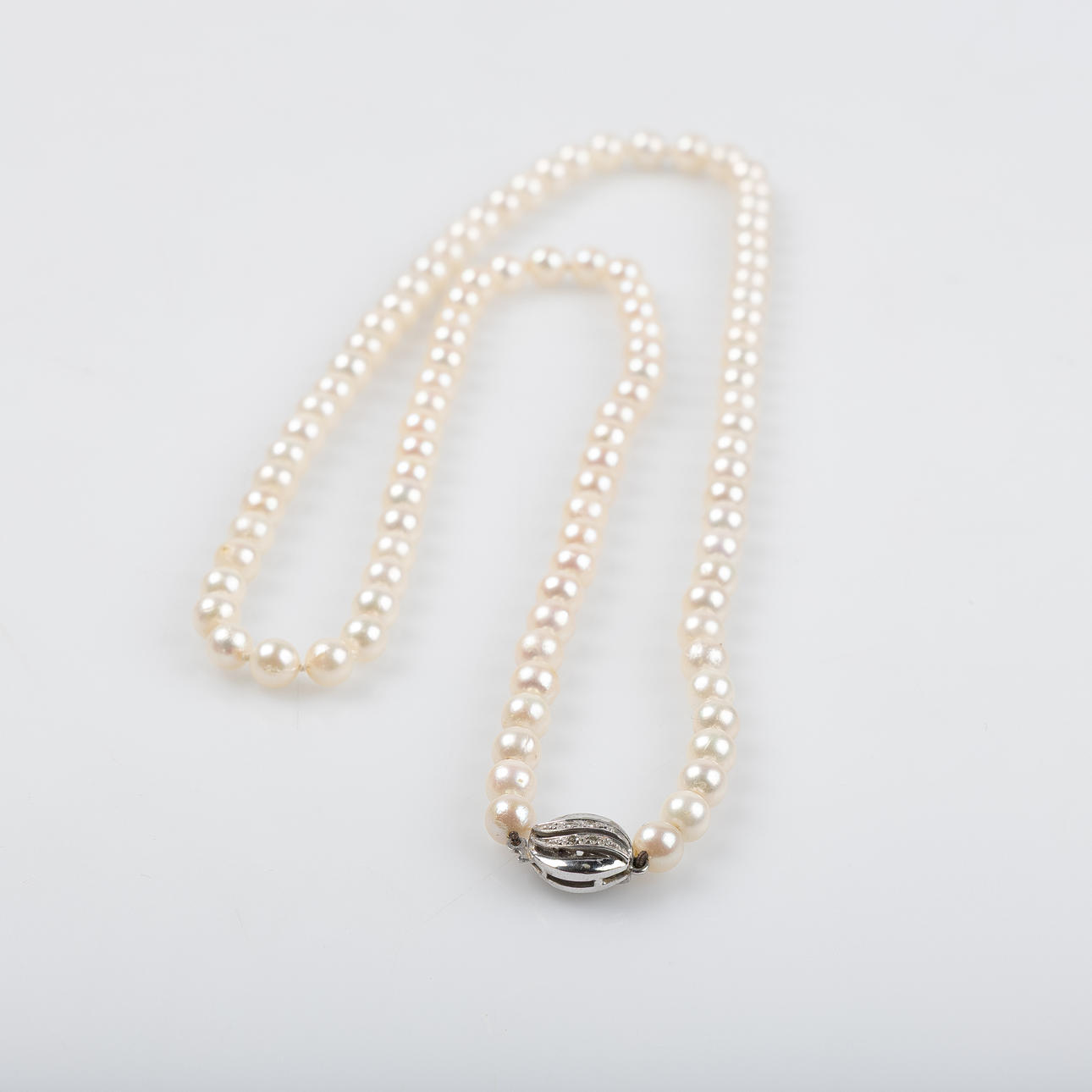 PÄRLCOLLIER, lås i 18K vitguld.