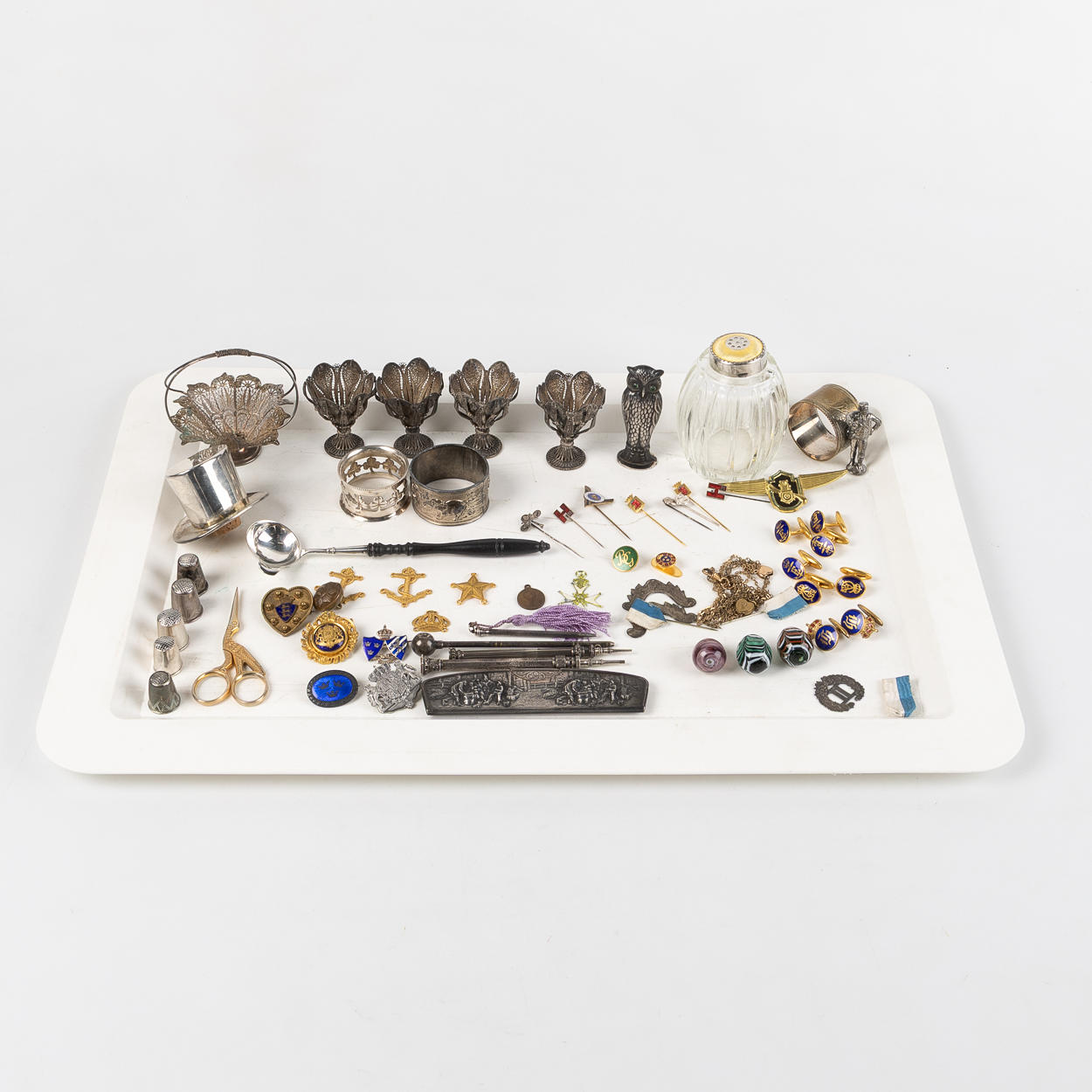 SAMLING KURIOSA, märken, pins, pennor mm.