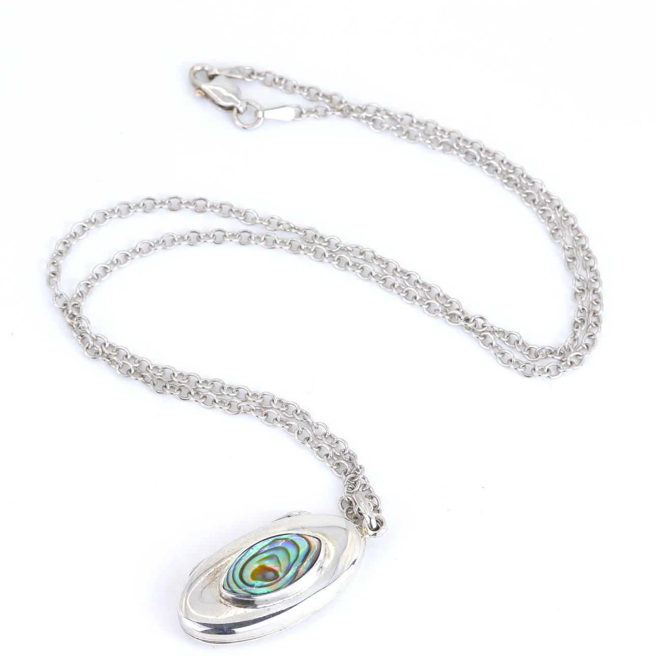 SILVER LOCKET PENDANT & CHAIN.