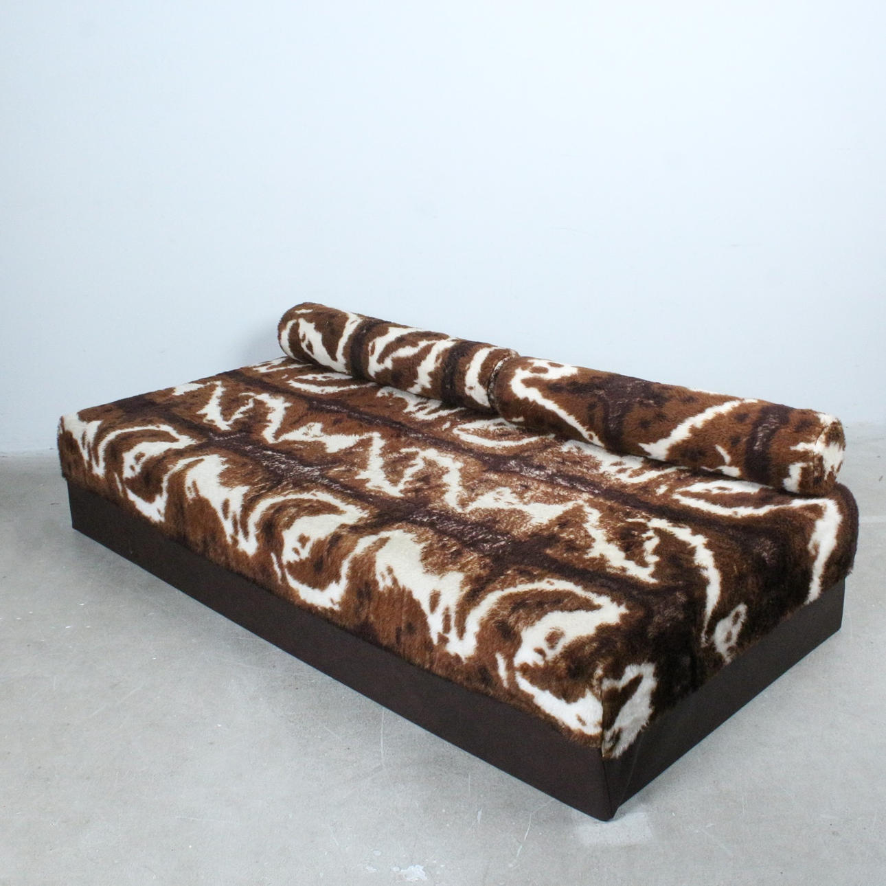 Large daybed/sofa in cowhide look from the 1970s.