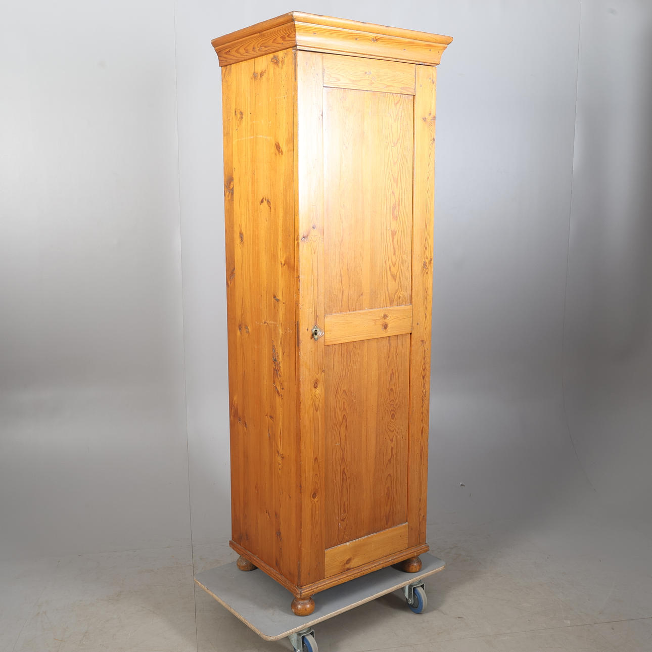 SKÅP, furu, 1900-talets första hälft.