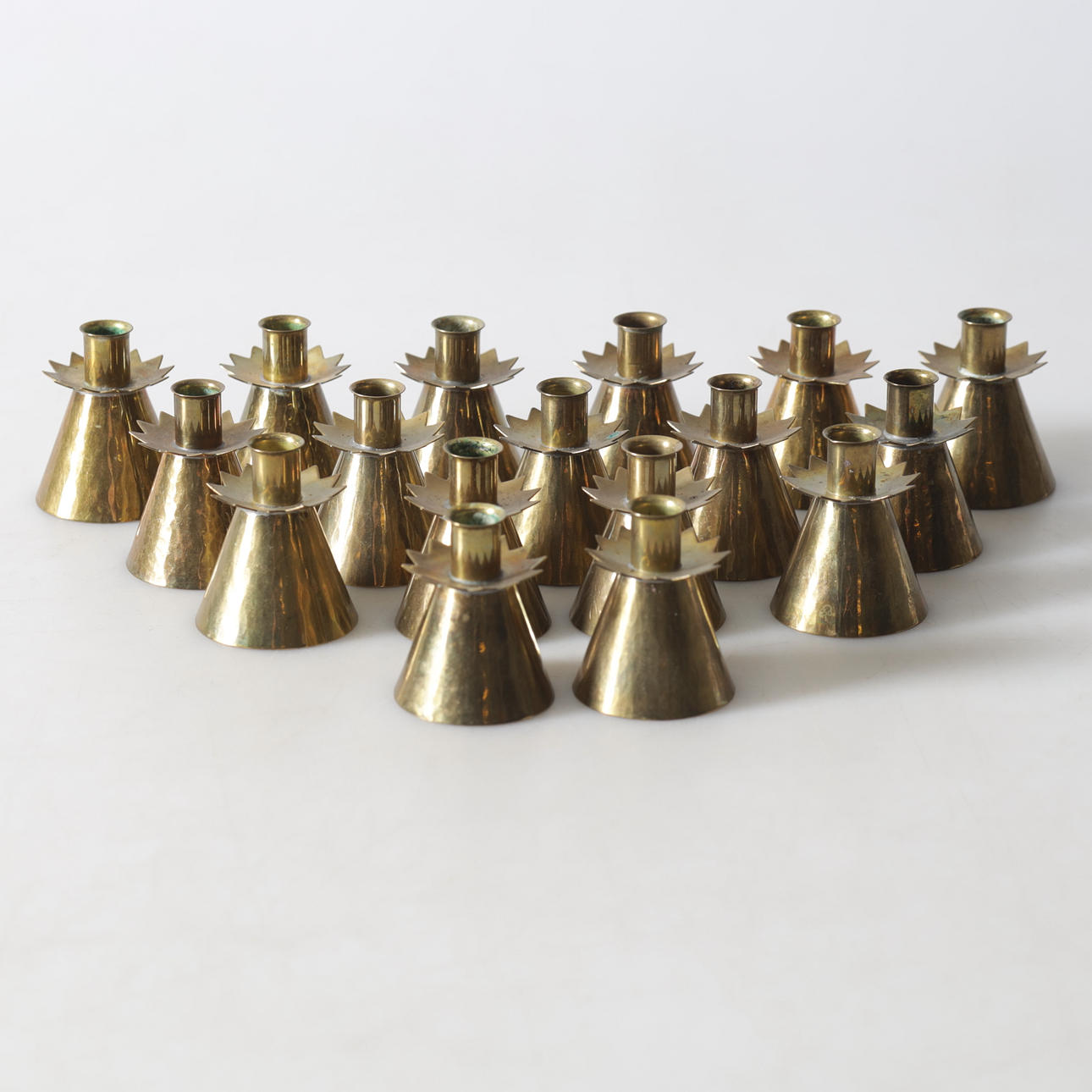 LJUSSTAKAR, 17 st, mässing, 1900-tal.