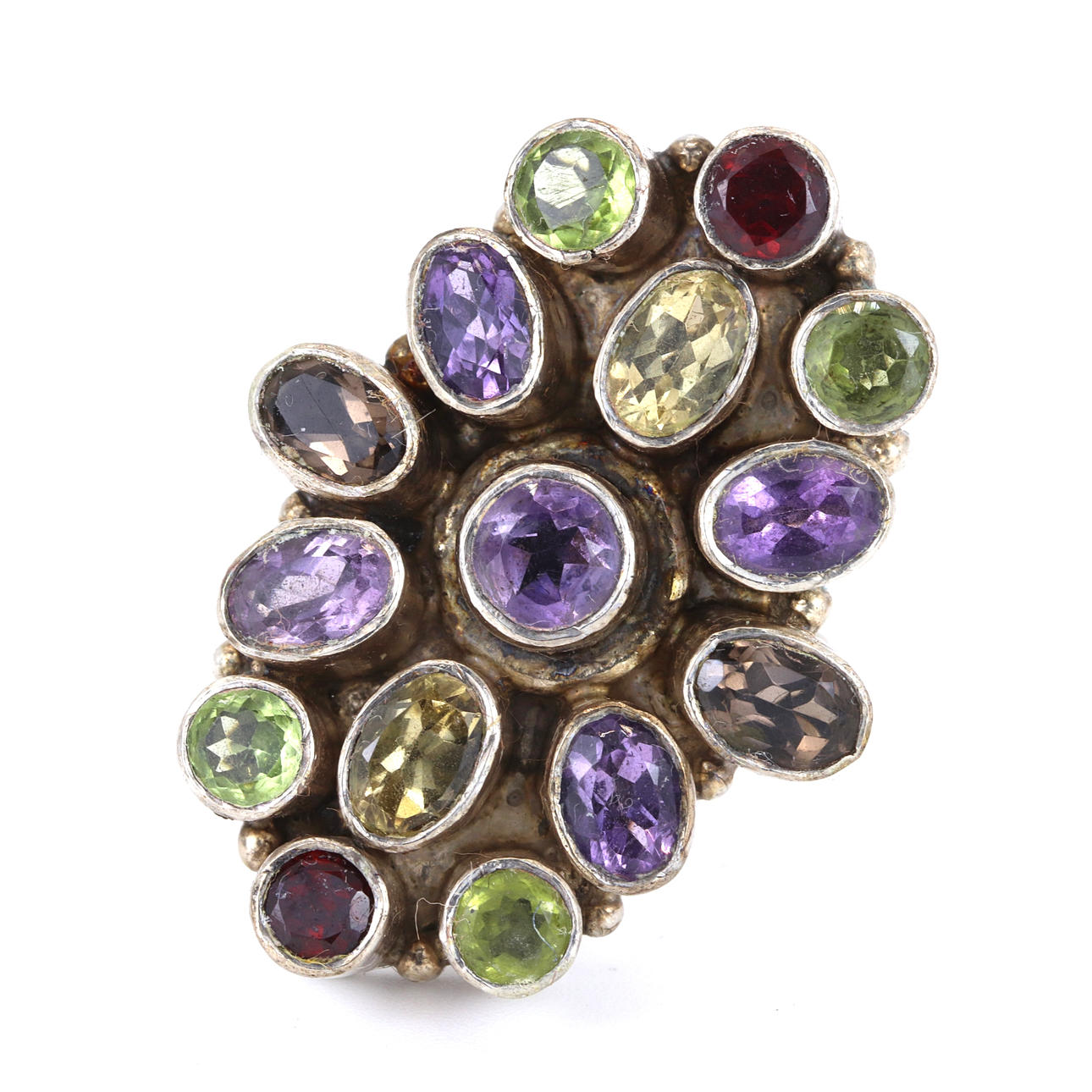 HEAVY SILVER GEMSTONE SET CLUSTER RING.