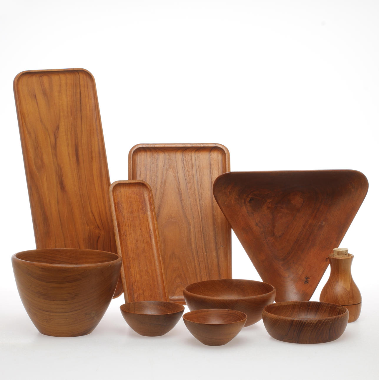 PARTI TEAKFÖREMÅL, brickor och skålar, 10 delar, 1900-talets mitt.