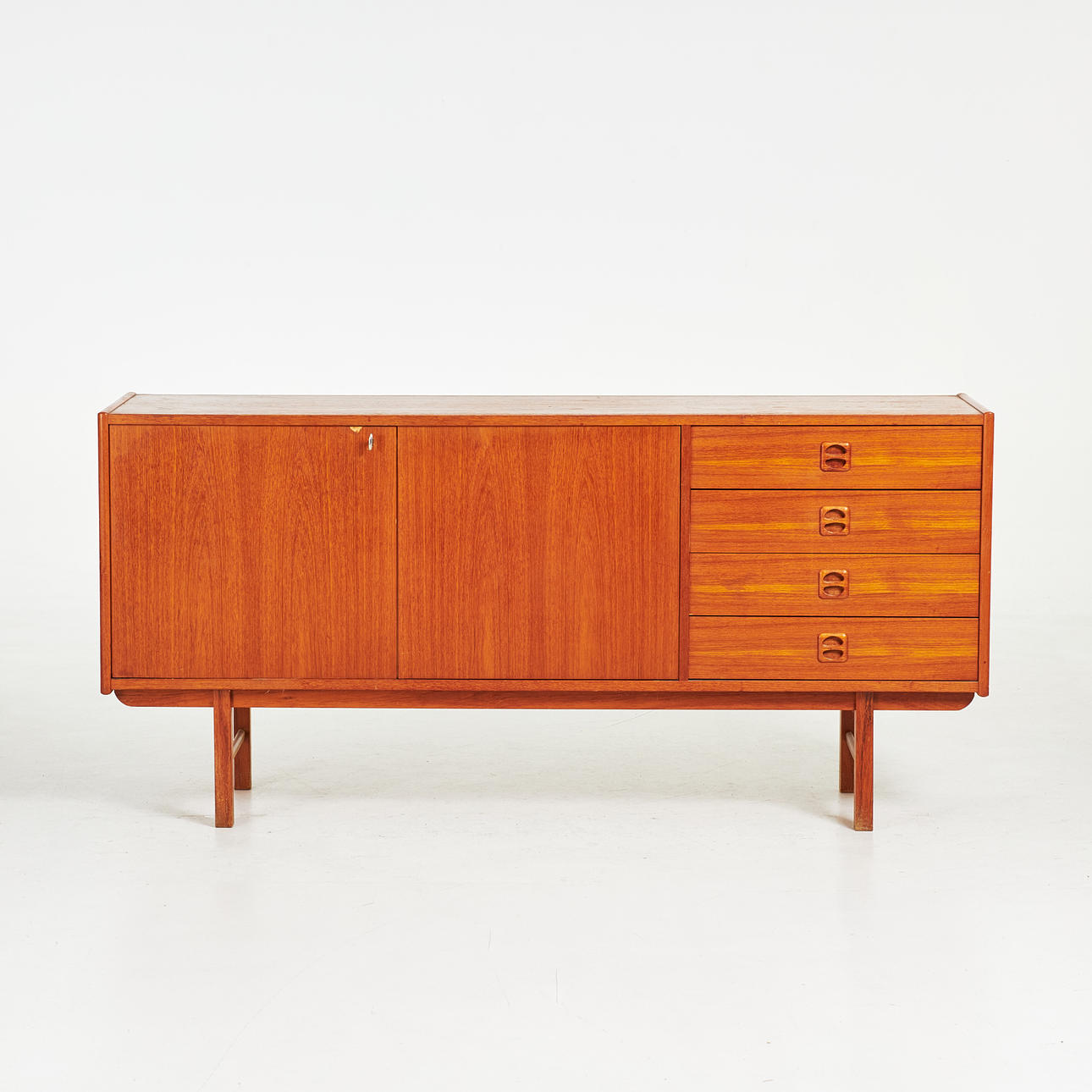 SIDEBOARD, 1900-talets mitt, inredd med hyllplan.