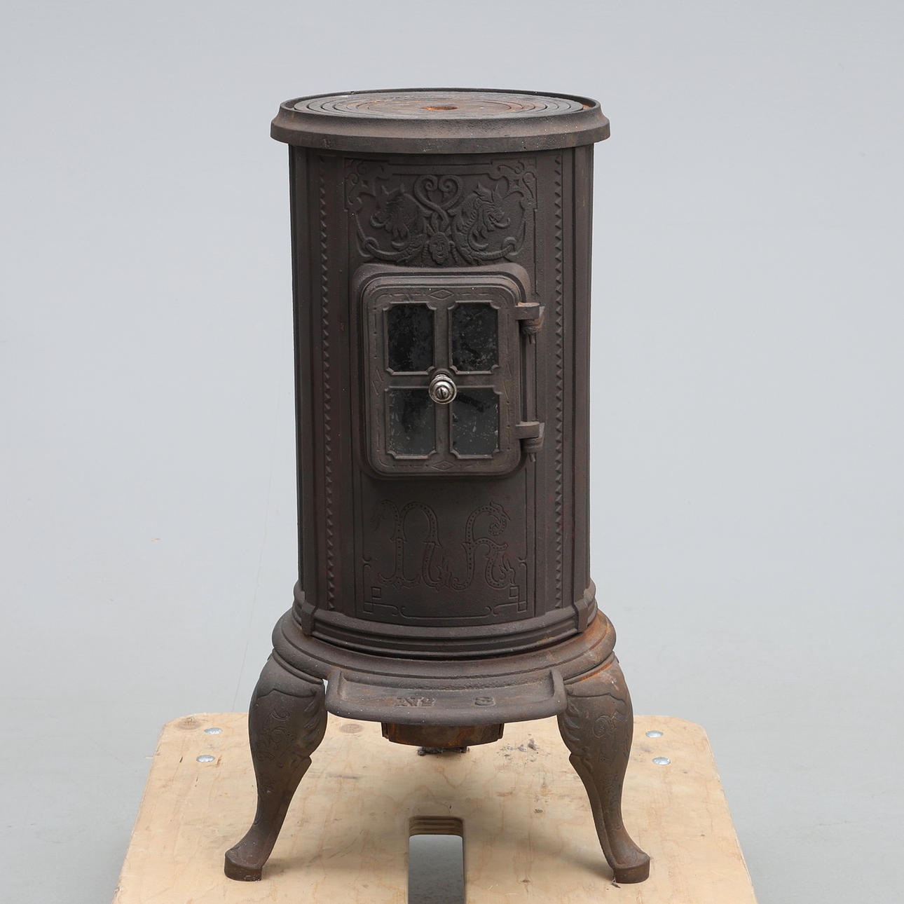 CAST IRON STOVE N.8.