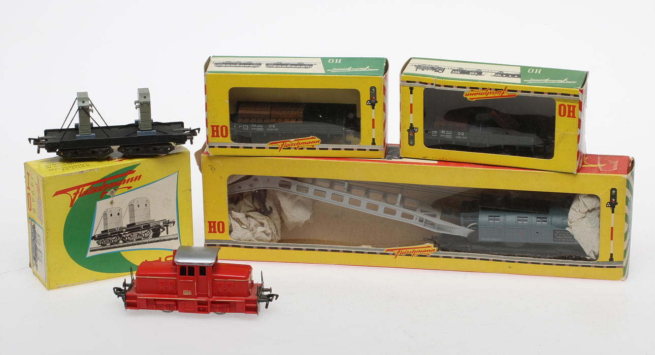 MODELLTÅG FLEISCHMANN diesellok 1306, kranvagnset 1494/4 delvis i originalkartonger.