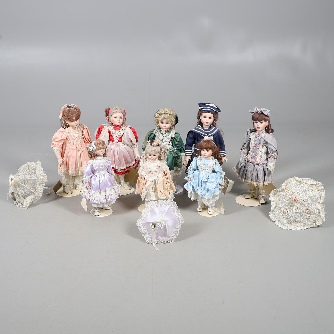 A QUANTITY OF FRANKLIN MINT DOLLS.