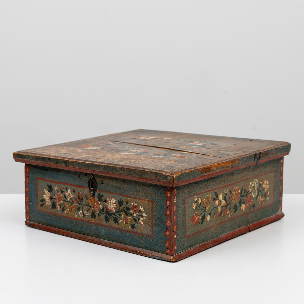 An almoge chest, 19th century.