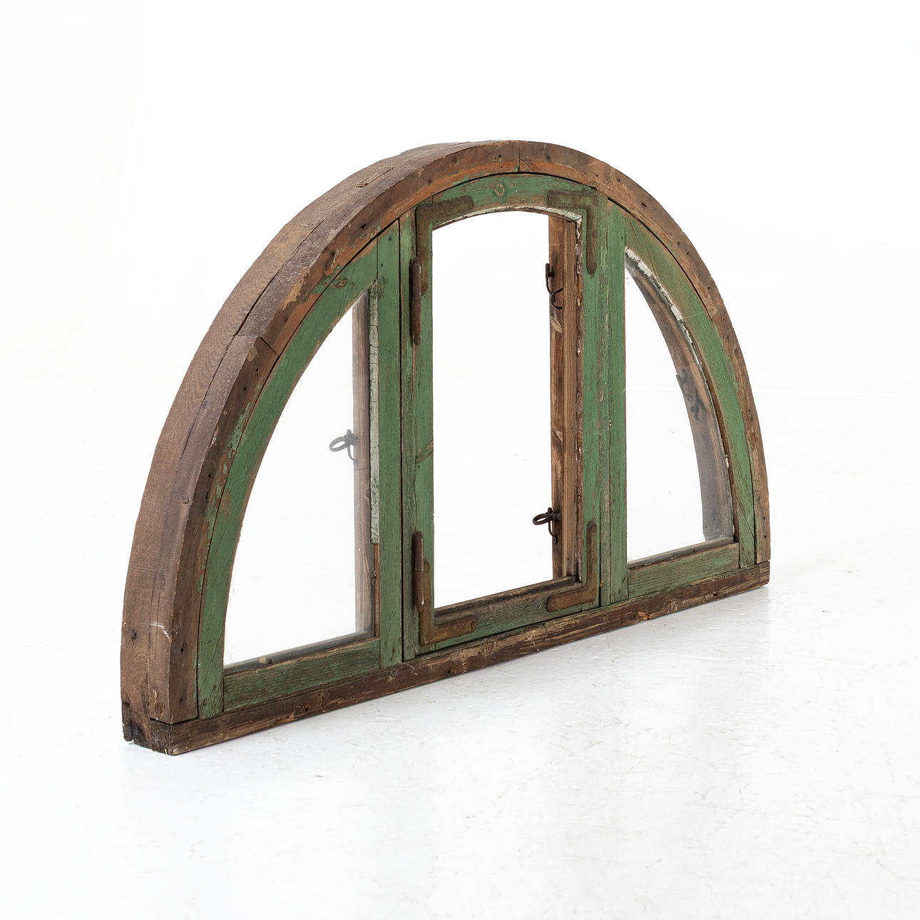 FÖNSTER, halvmåne, 1900-talets början.