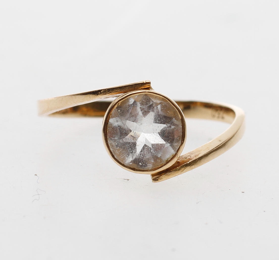 RING, 18k guld med vit sten. vikt ca 2,1 gram.