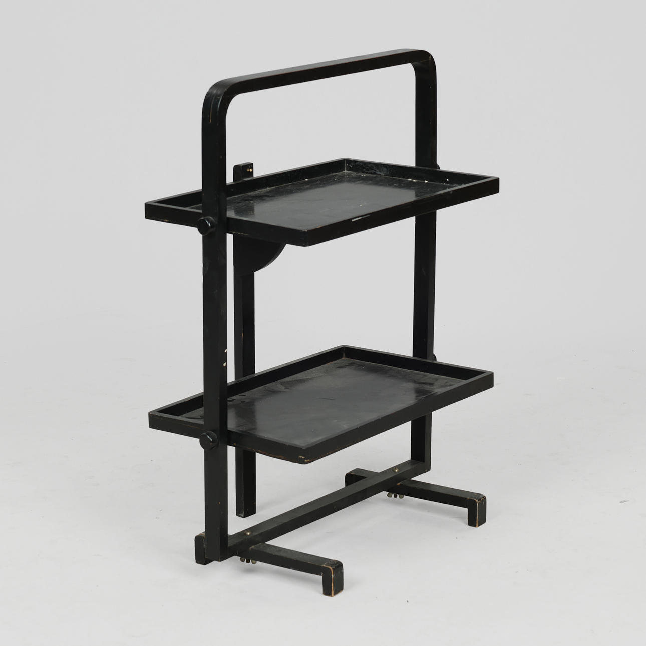 ATTRIBUTED TO ANDRÉ GROULT. “Silent Butler”, folding serving table made of black-painted wood, first half of the 20th century.