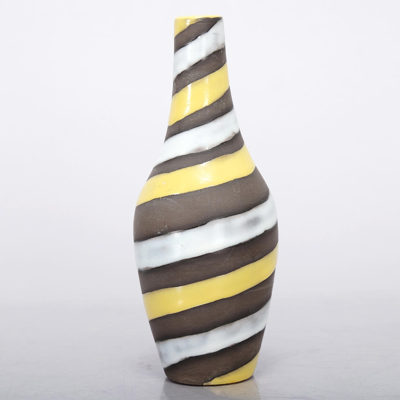 INGRID ATTERBERG. Vas, "Spiral", nr 2048, Upsala-Ekeby.