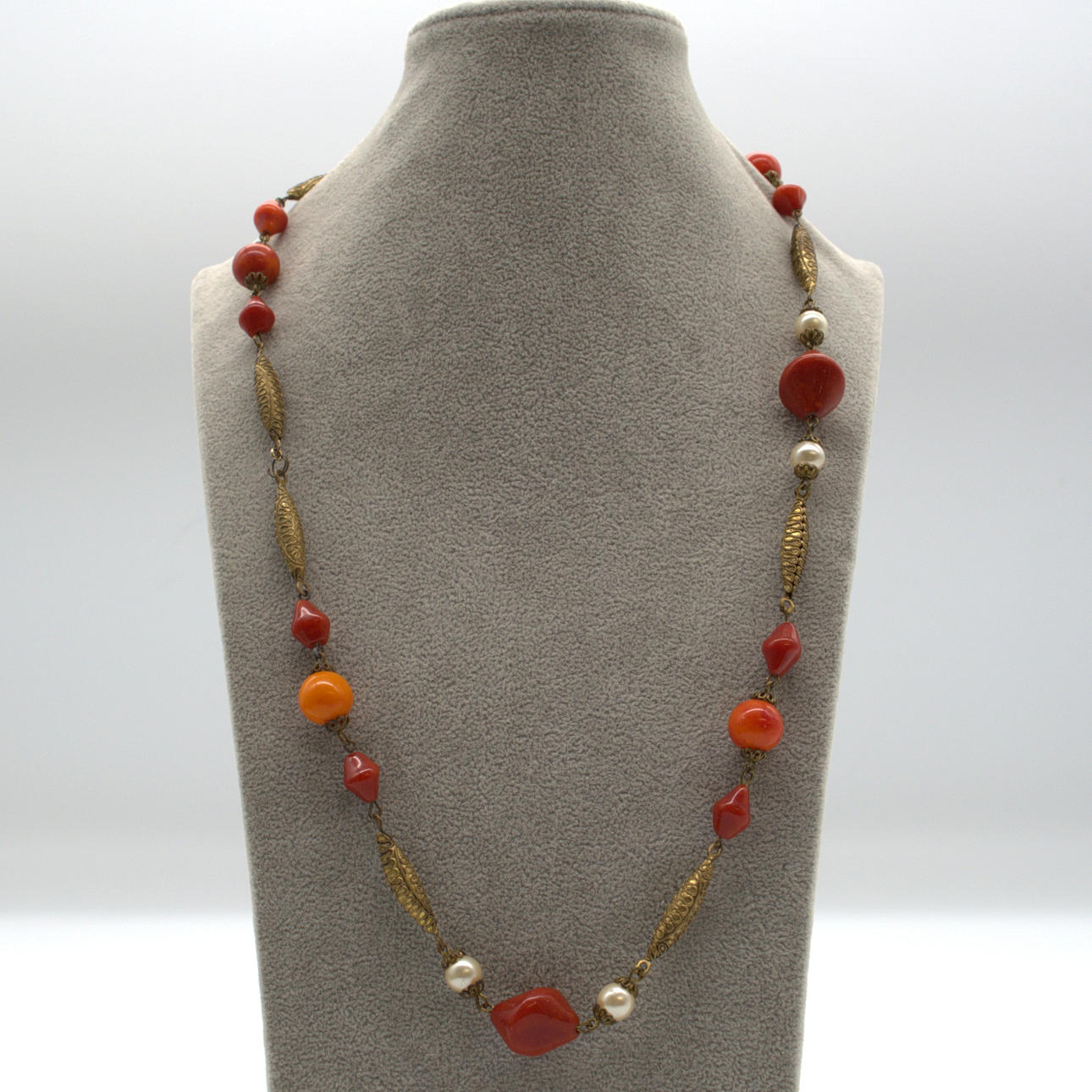 MURANO GLASS NECKLACE, ENDLESS CHAIN, INTERMEDIATE ELEMENTS DECORATED WITH AMBER-COLORED GLASS AND PEARLS AND GOLD-PLATED METAL AROUND CA. 1950 APPROX. 60 CM.