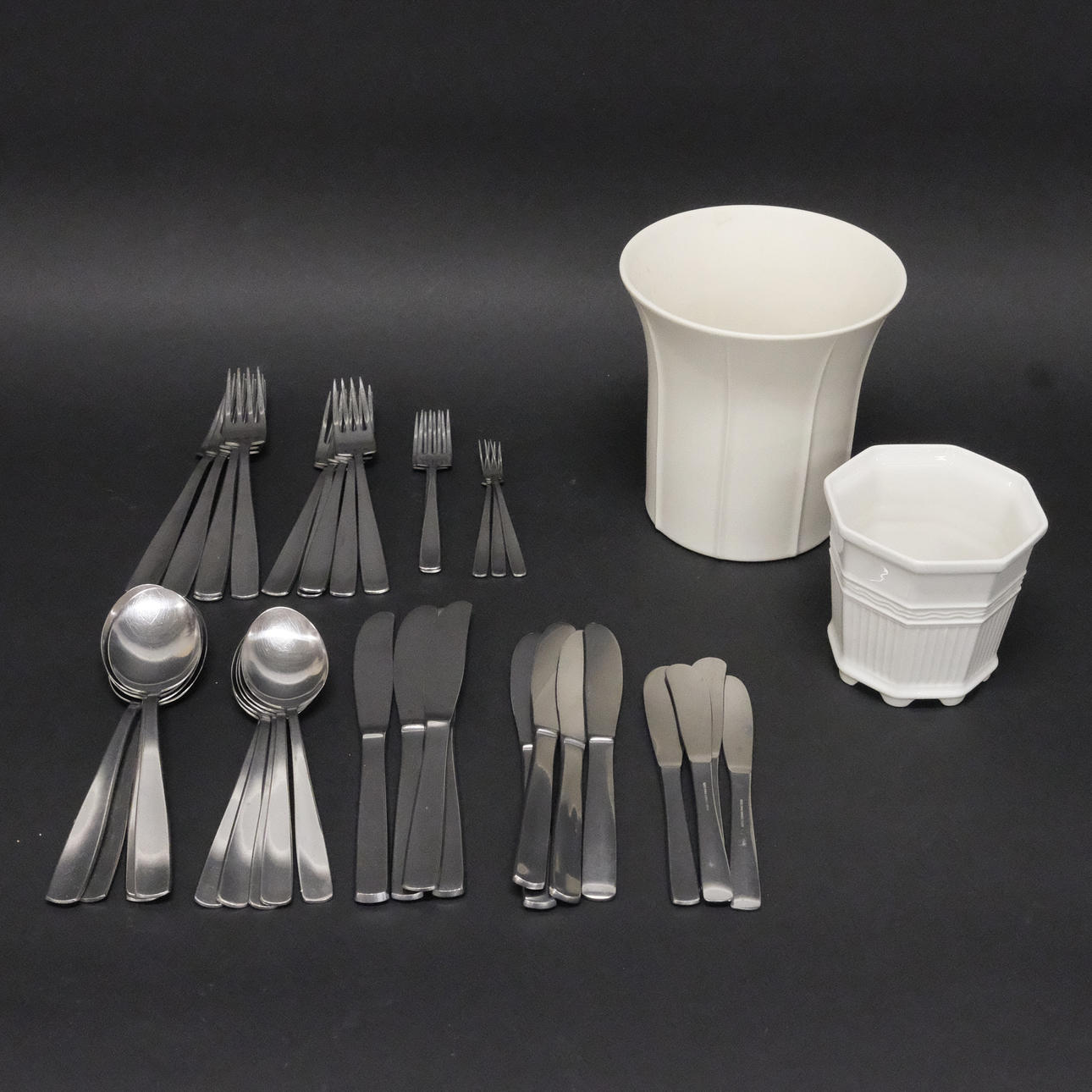 TVÅ STYCKEN YTTERFODER SAMT BESTICKSDELAR, GENSE.