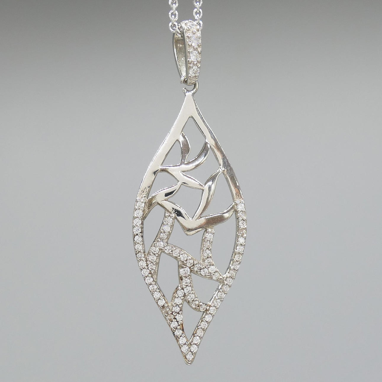 GEM SET SILVER necklace.