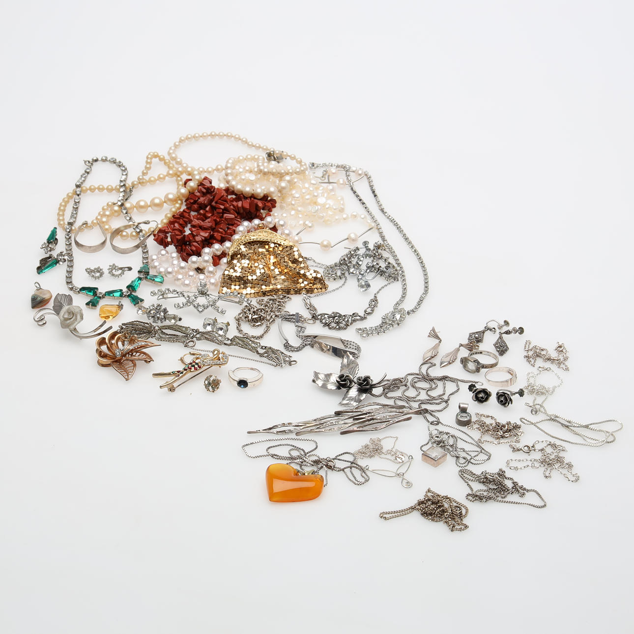 BIJOUTERIER samt SILVERSMYCKEN.