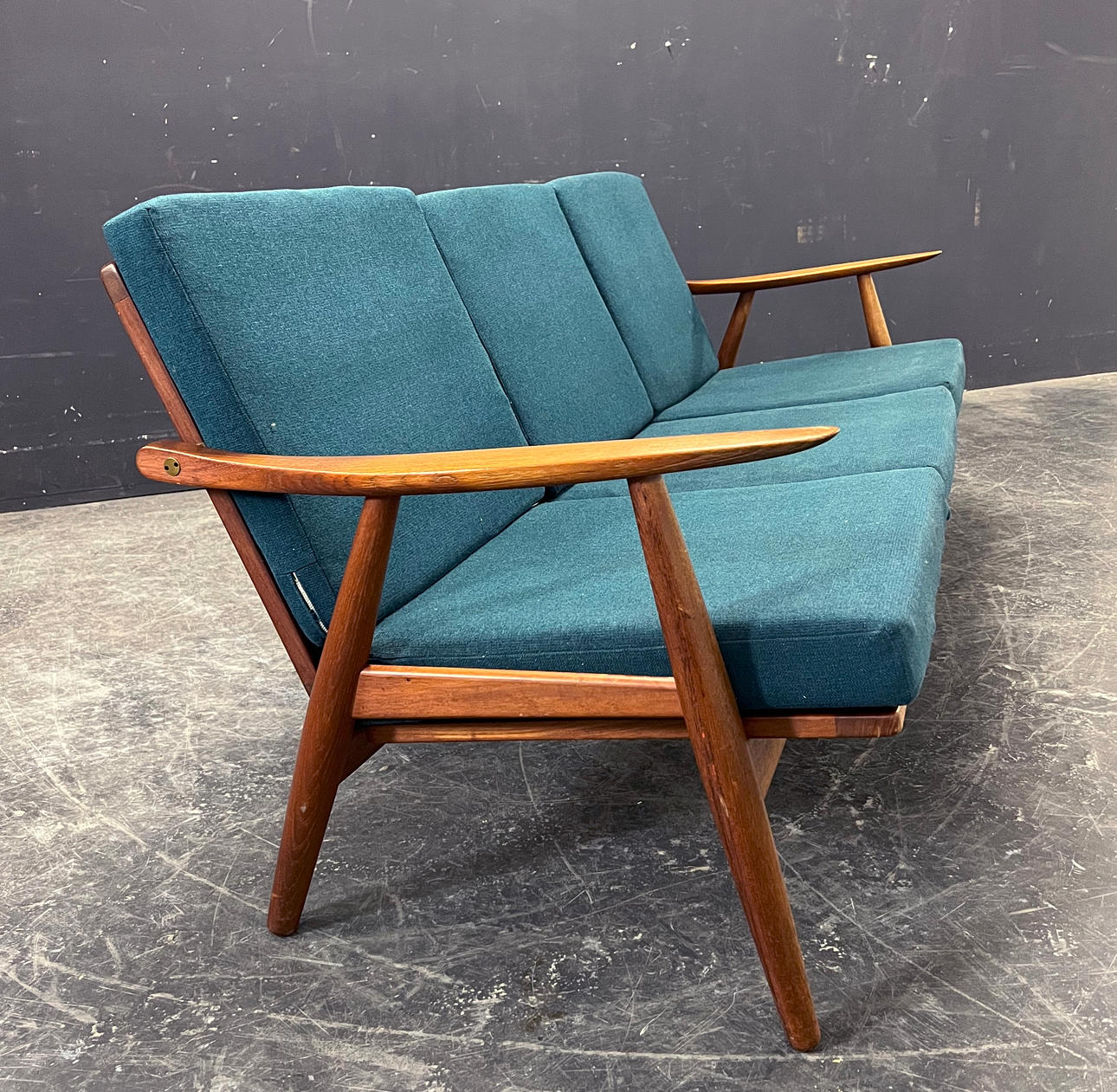 HANS J WEGNER. COUCH GE-270.