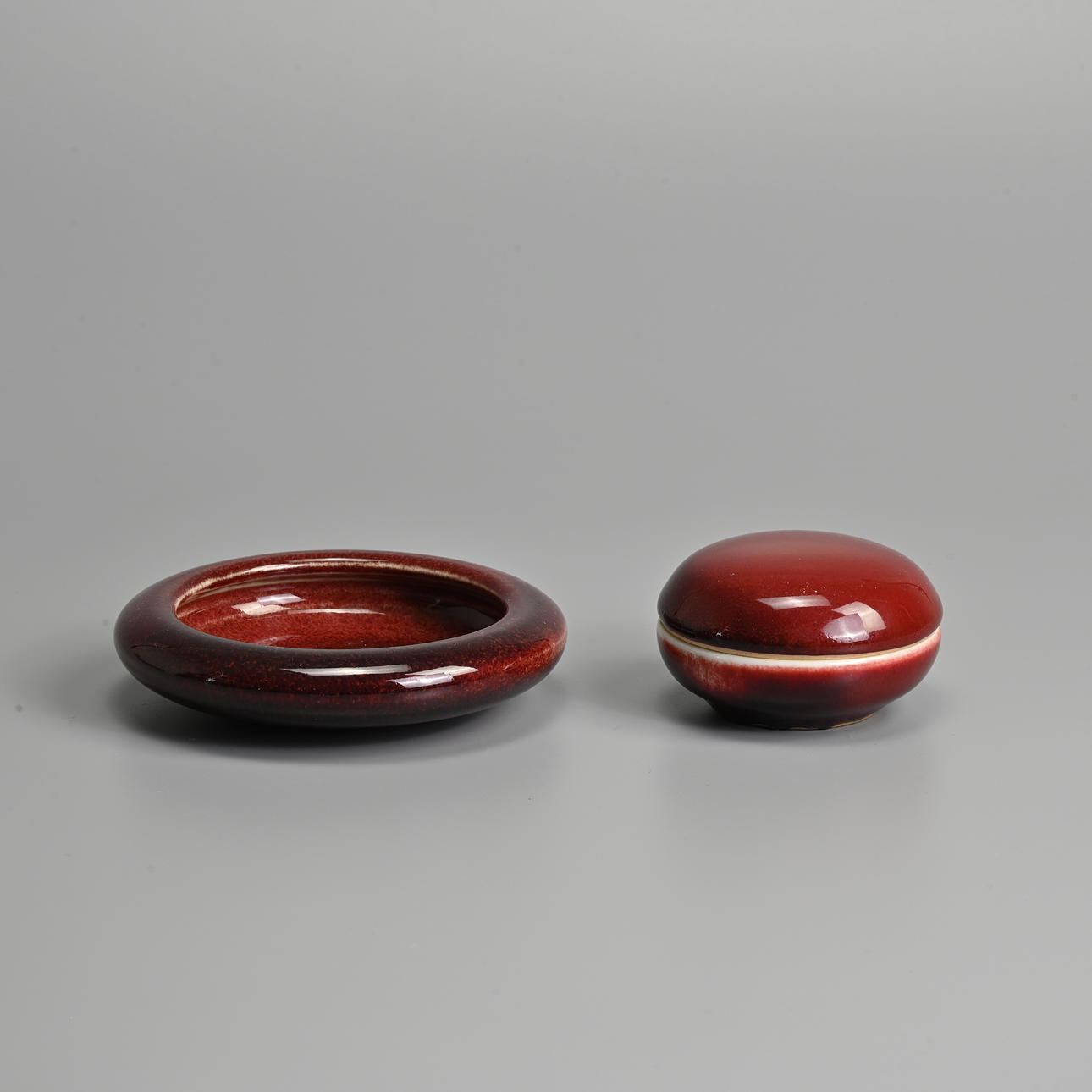 TWO CHINESE RED GLAZED PORCELAIN ITEMS, 20TH CENTURY.