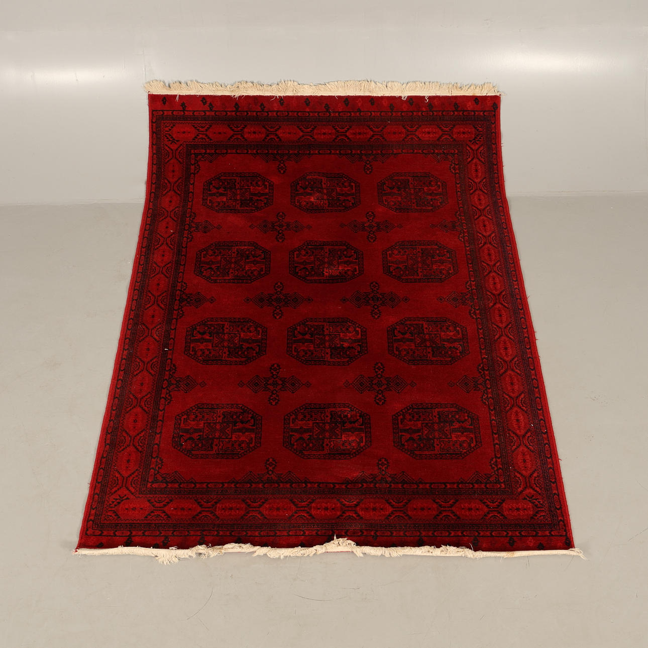 CARPET, Wool machine woven.