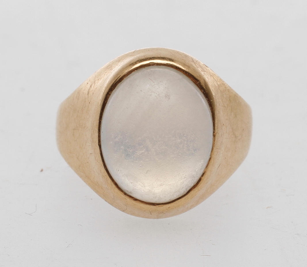 RING, 18k guld med månsten, vikt ca 3,7 gram.