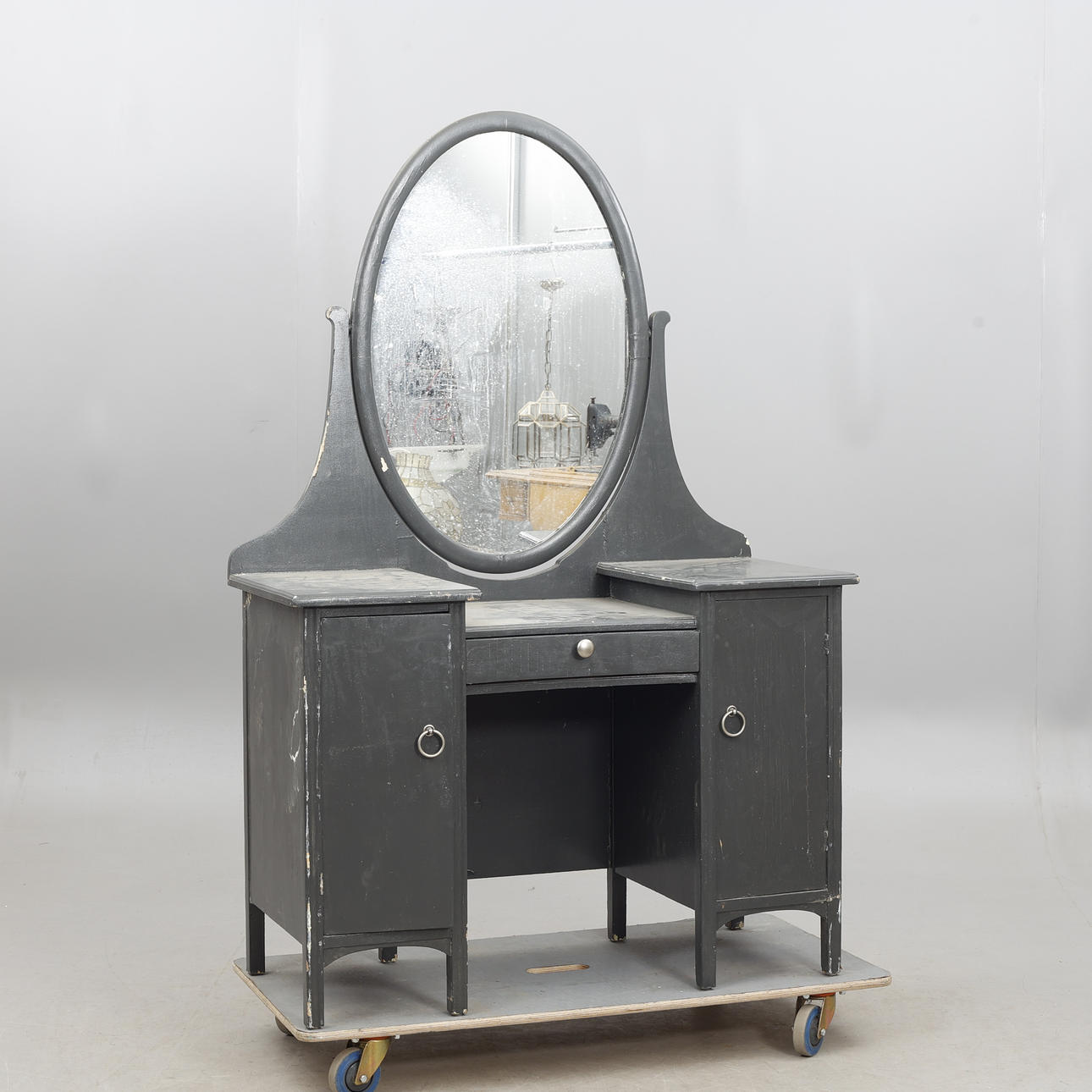 MIRROR CHEST OF DRAWERS.