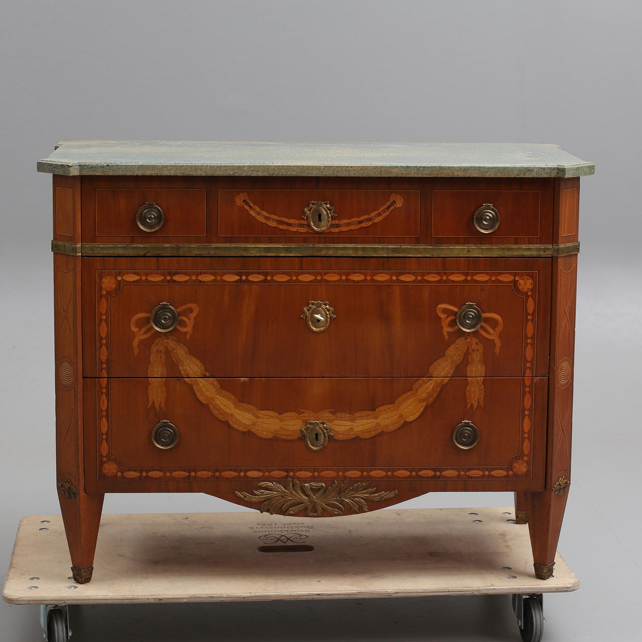 BYRÅ, gustaviansk, 1900-tal.