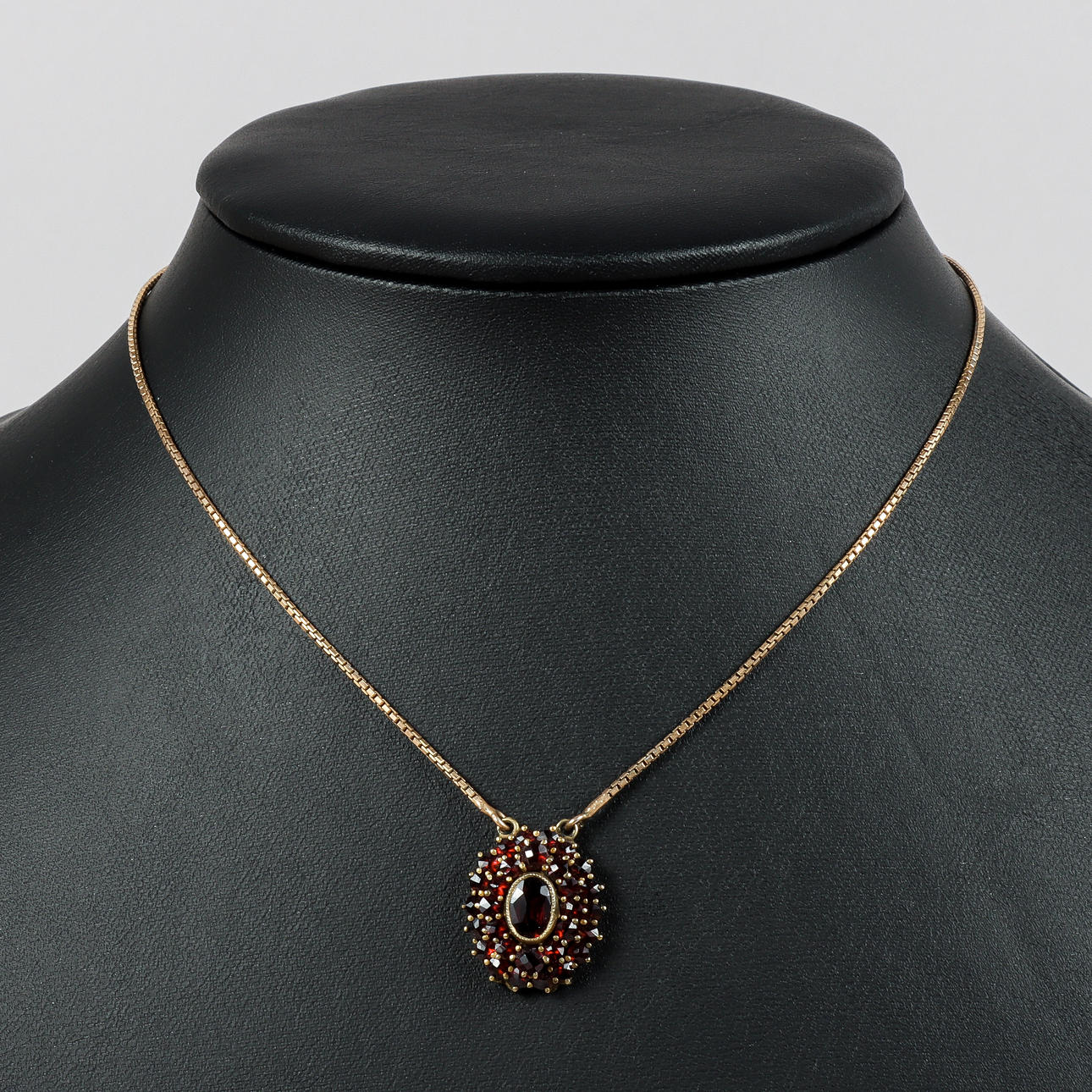 A NECKLACE, gilt silver with garnets.