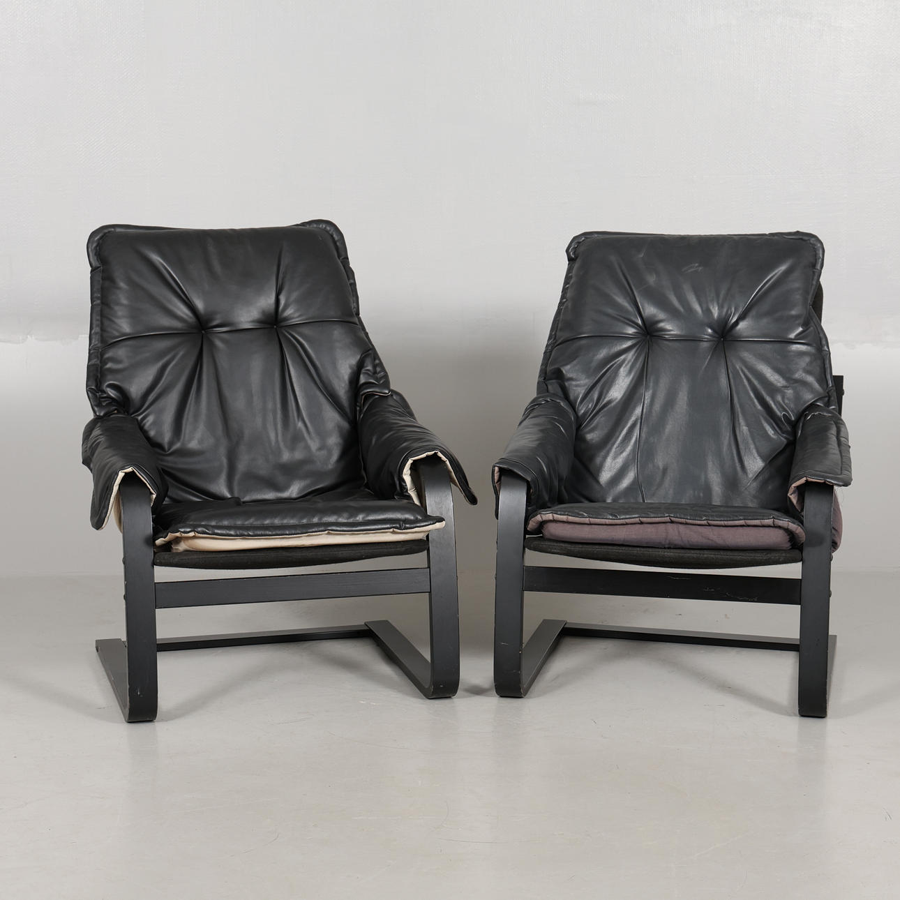 FÅTÖLJER, 1 par, böjträ/konstskinn.