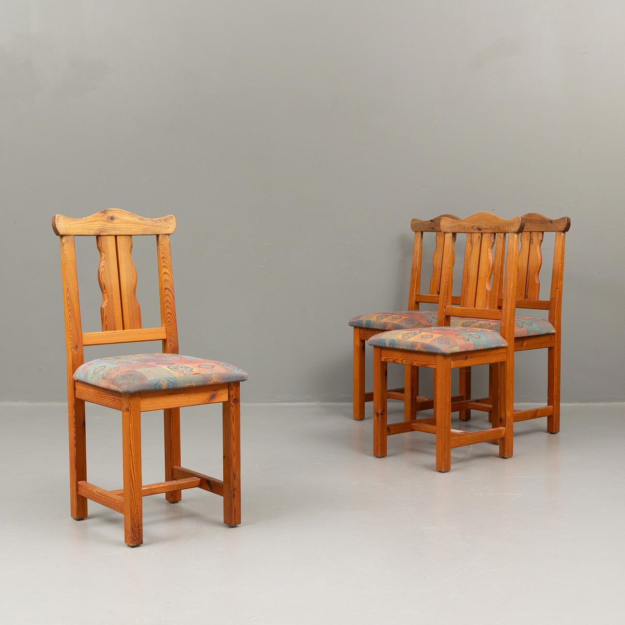 STOLAR, 4 st, furu, 1900-talets andra hälft.