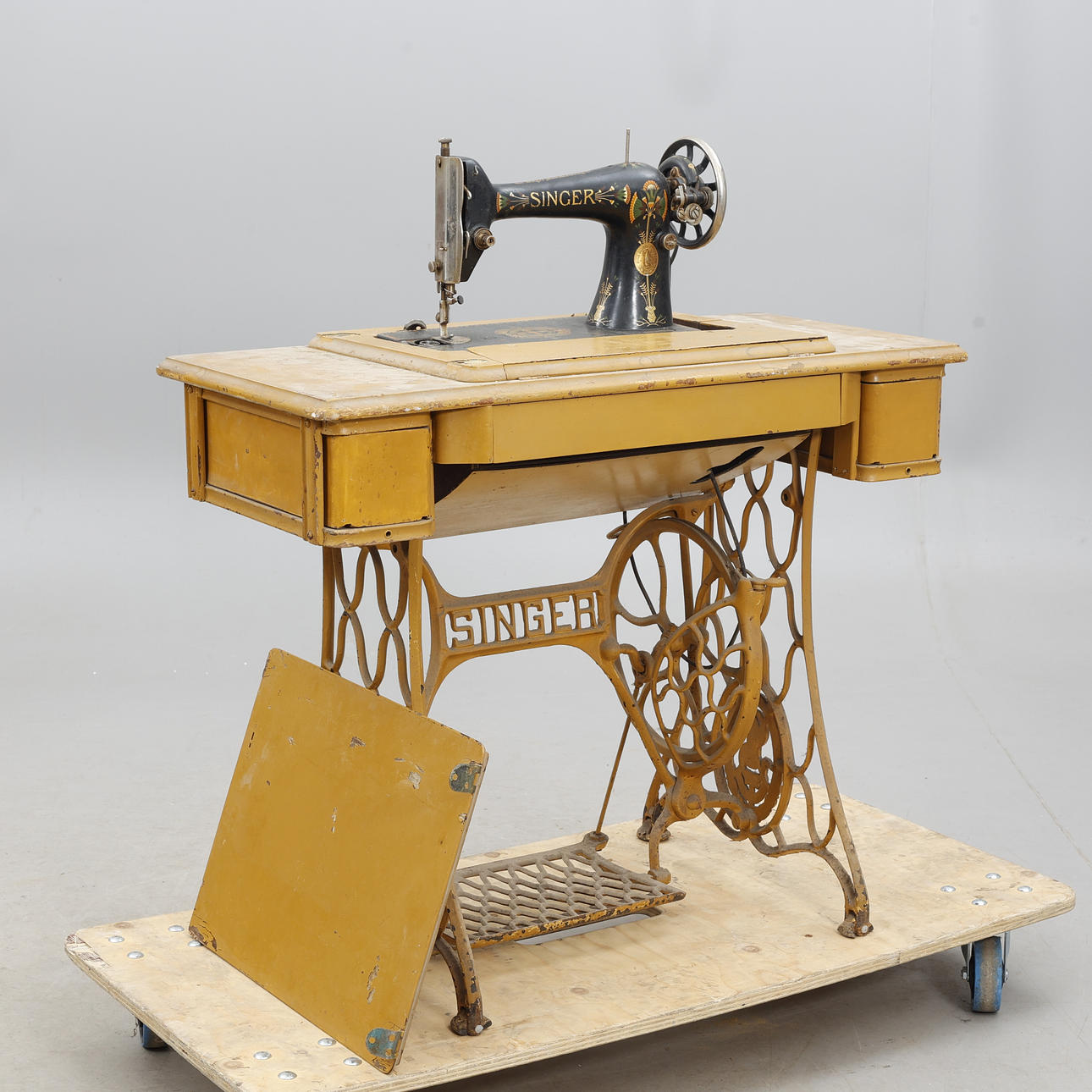 SEWING MACHINE with cast iron undercarriage, Singer.