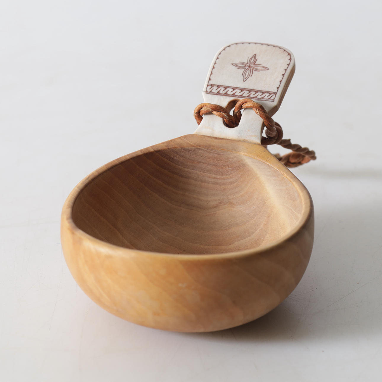 WILLIAM ANDERSSON. kåsa, trä & renhorn, signerad.