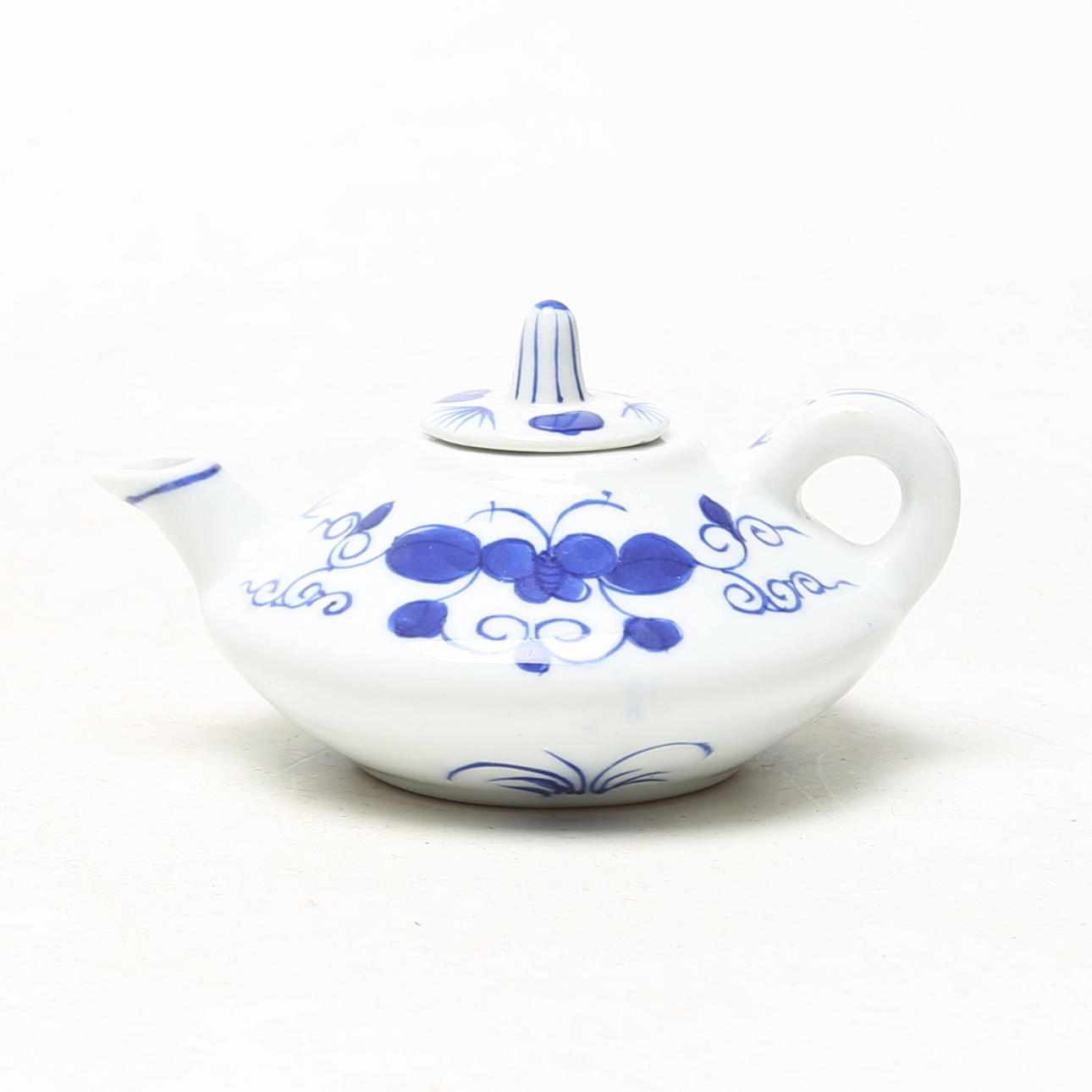 MINI JUG, with lid, porcelain, six characters on the underside.