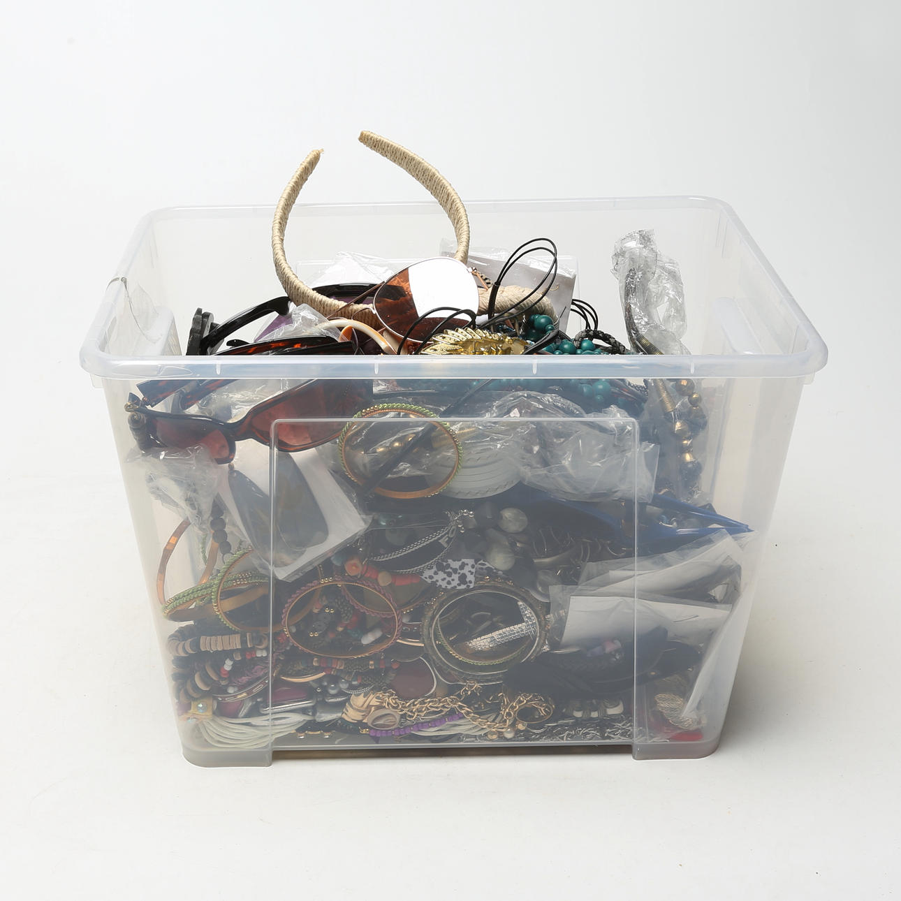 SMYCKEN/BIJOUTERIER, SOLGLASÖGON med mera.