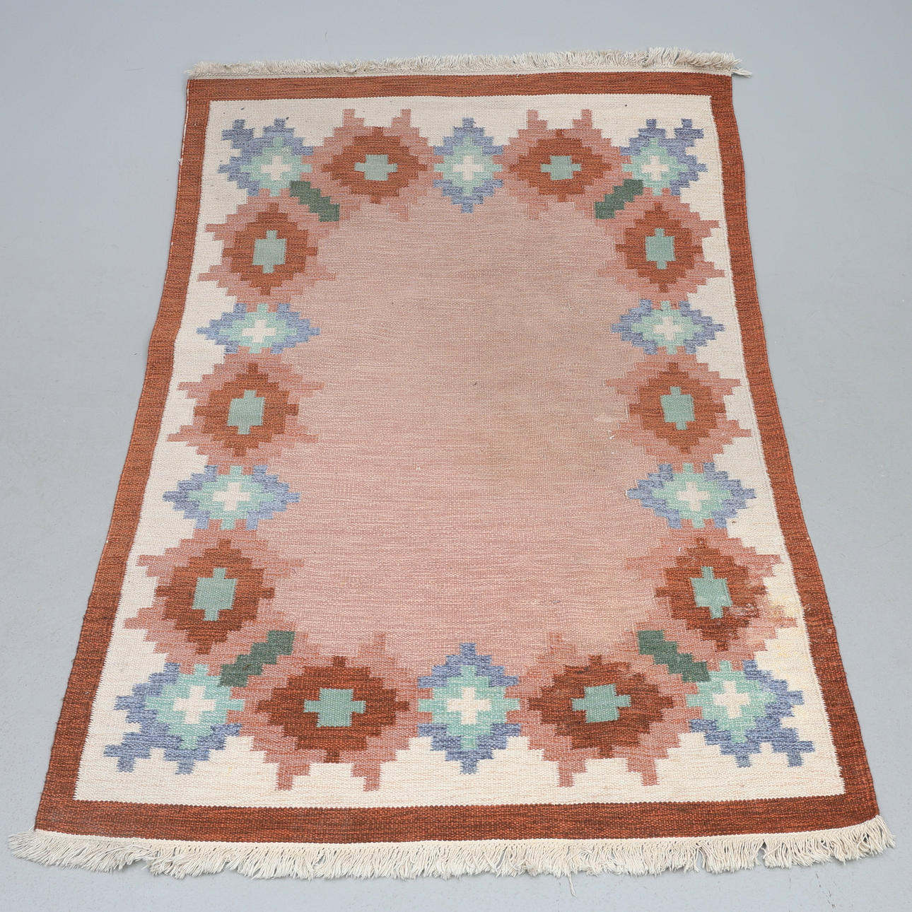 MATTA. Röllakan, ca 140 x 185 cm.