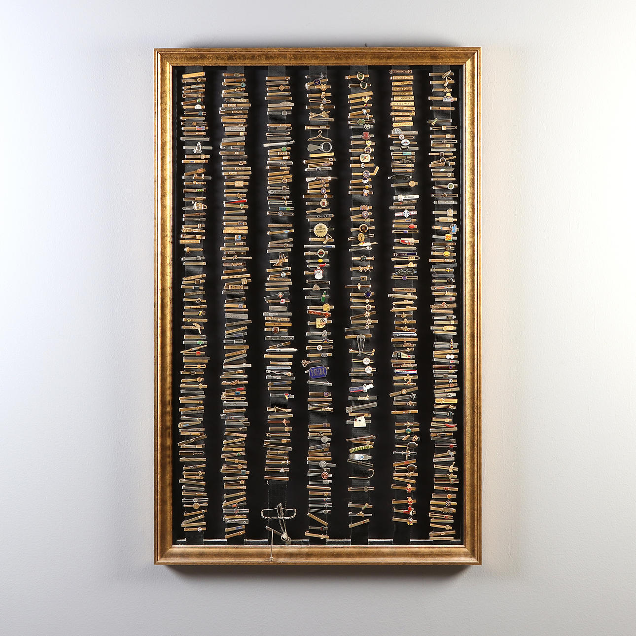 SAMLING SLIPSNÅLAR PÅ TAVLA. 1900-tal.